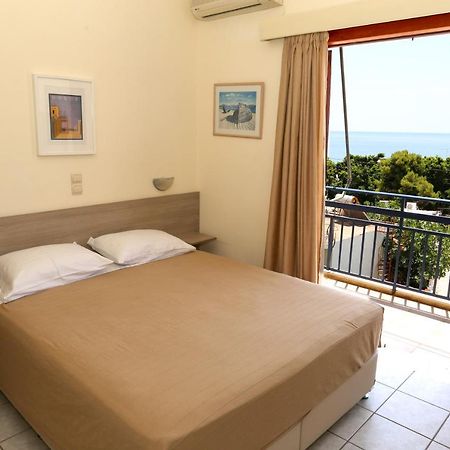 Hotel Karyatides Agia Marina  Exterior foto
